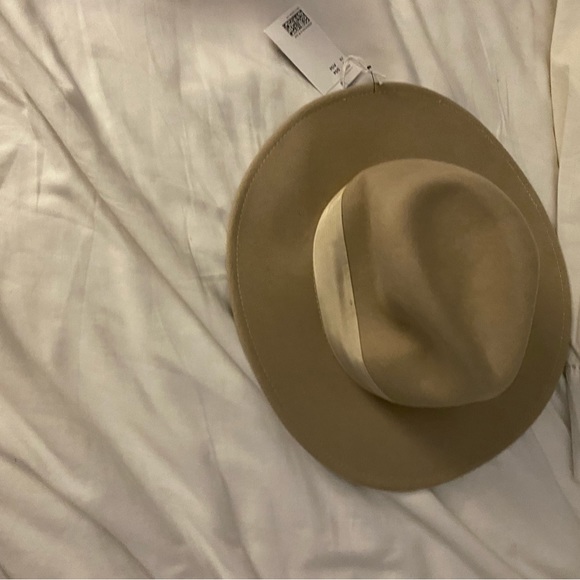 Small ? S/54 is size color is tan and cream h&m wool hat - Picture 4 of 7